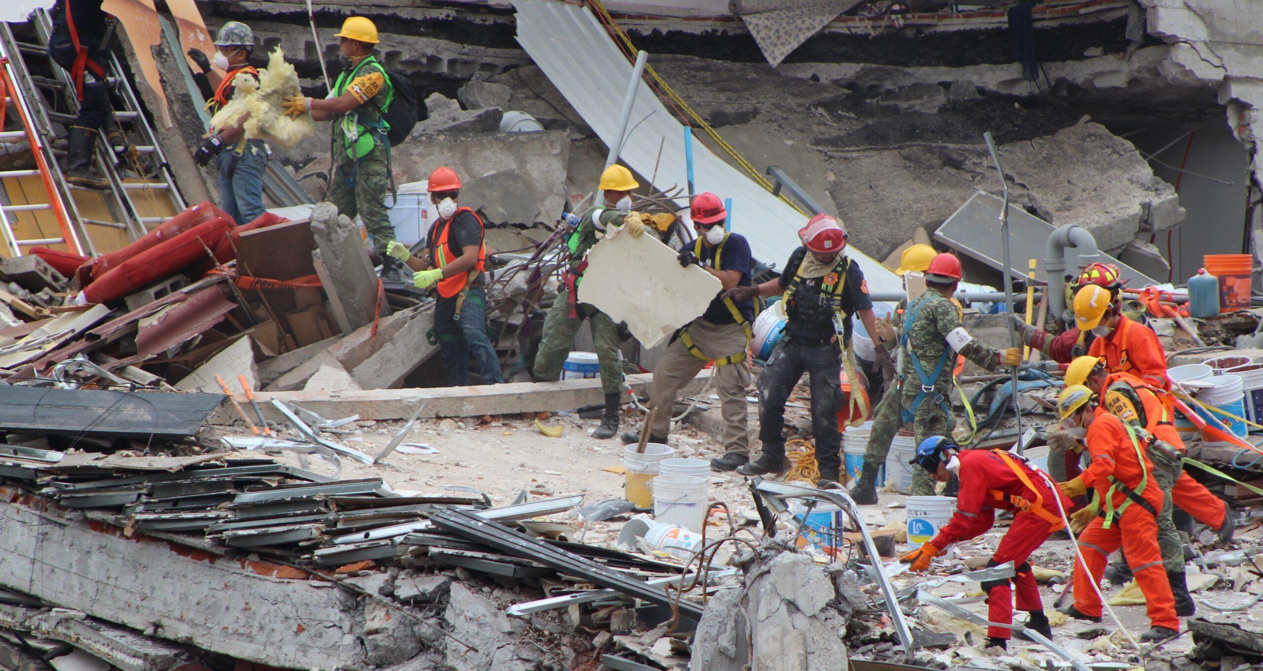 Recuperan 5 cuerpos de entre los escombros de Álvaro Obregón; en Del Valle hallan a un joven