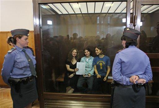 Con música precaria, pero Pussy Riot conmocionó a Rusia