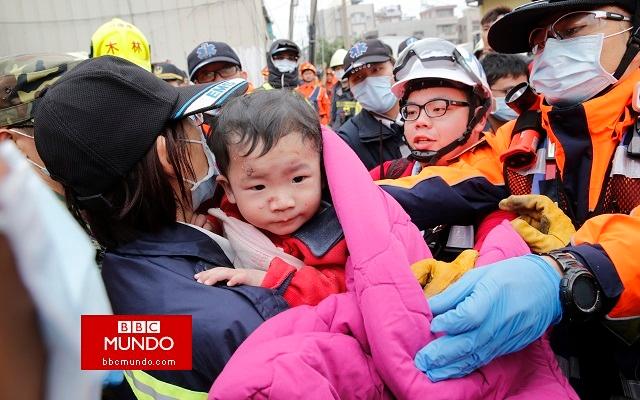 Bomberos buscan sobrevivientes bajo los escombros tras un potente terremoto en Taiwán