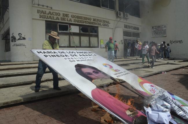 Manifestantes toman e incendian el palacio municipal de Iguala