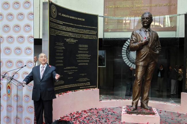 En el aniversario 79 de la CTM, Gamboa Pascoe devela una estatua: la suya