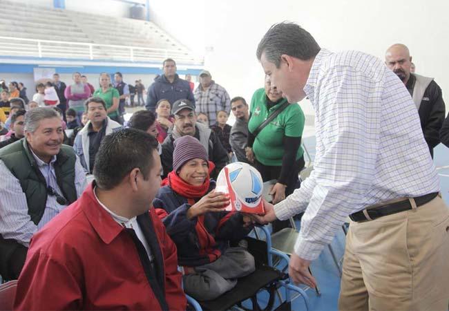 Gobernador de Guanajuato regala balones de futbol a niños… en silla de ruedas