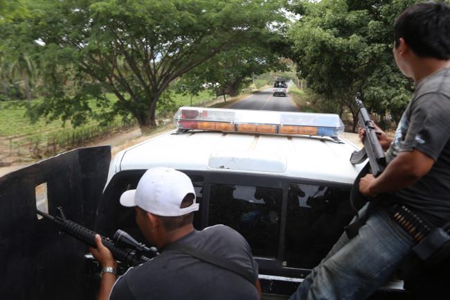 Autodefensas de Michoacán bloquean carreteras tras el arresto de uno de sus líderes