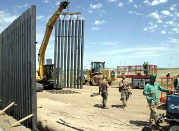 Cómo haría Donald Trump para que México pague por el muro en la frontera con EU