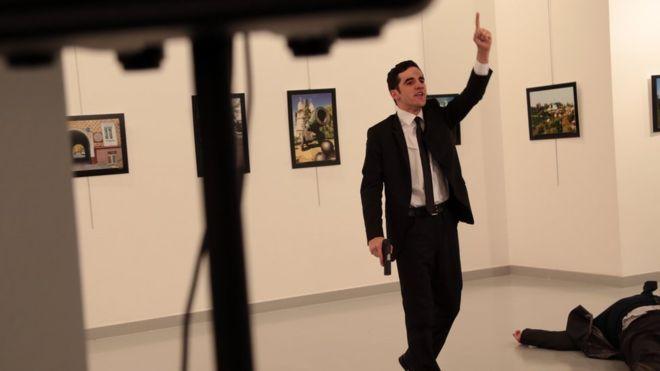 El dramático relato del fotógrafo que retrató la muerte del embajador de Rusia en Turquía