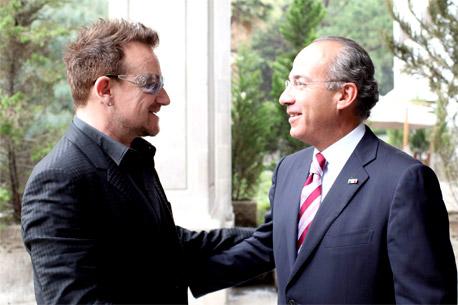 Calderón causa controversia en Twitter por <i>rendirse</i> ante U2