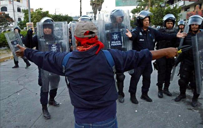 Policías federales se enfrentan a profesores y normalistas en Chilpancingo; al menos 21 heridos