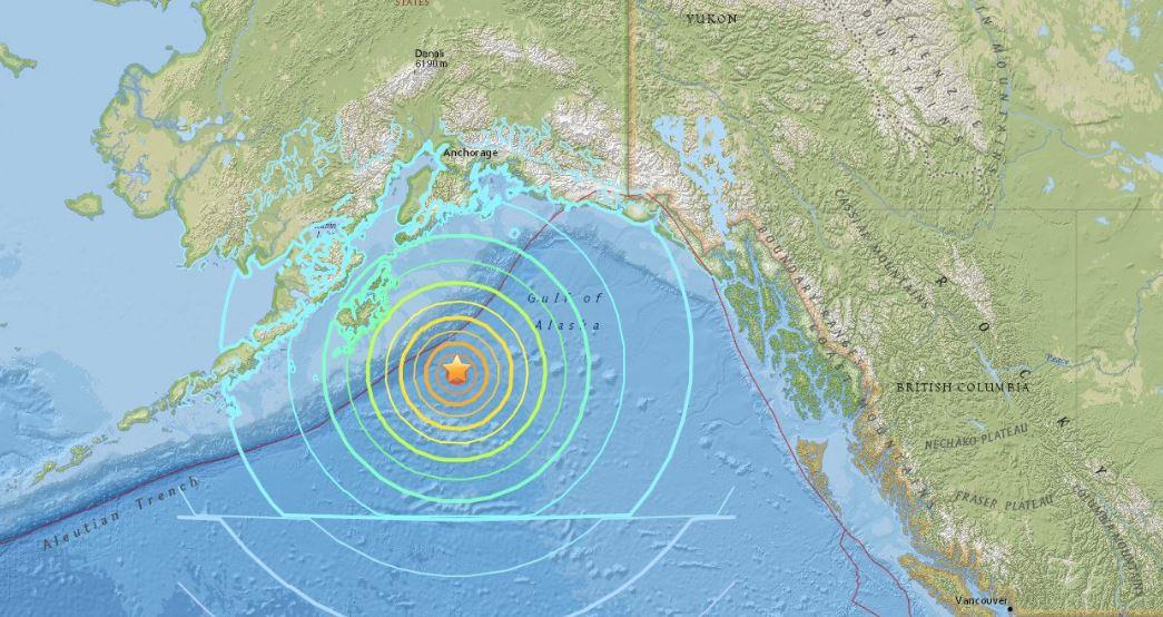 Terremoto de magnitud 7.9 sacude Alaska, mantienen alerta de tsunami en algunas zonas