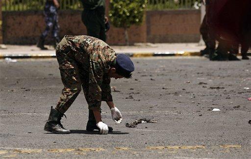 Mueren 96 militares en Yemen tras atentado suicida