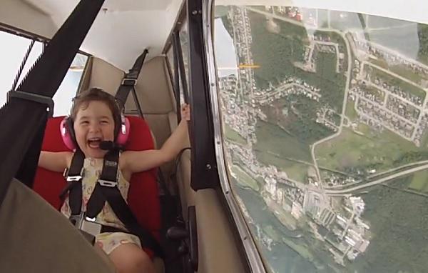 La reacción de una niña de 4 años al hacer acrobacias aéreas