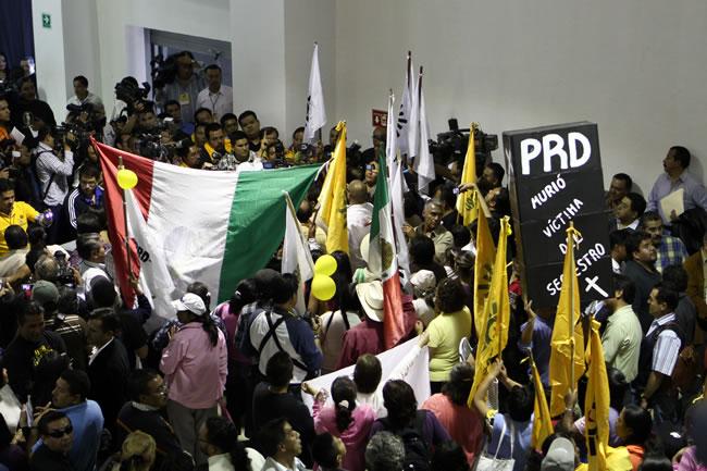 Sigue sin salir humo blanco <br />no llegan los acuerdos en el PRD