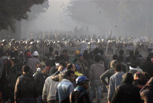 Ejército egipcio desaloja a manifestantes de plaza Tahrir