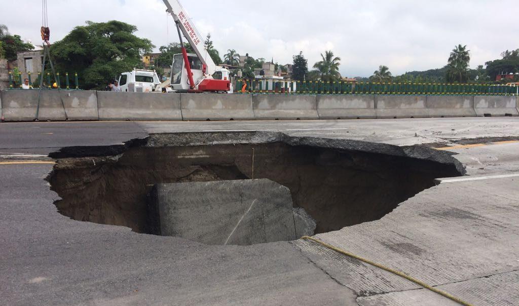 Dos personas mueren al caer auto en socavón de vía en Cuernavaca, inaugurada por EPN en abril