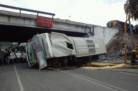 Mueren 12 personas por volcadura de camión en Veracruz