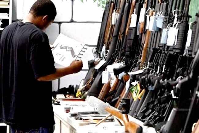 Armerías de EU demandan a la ATF por regulaciones contra la venta de armas