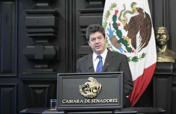Pretende senador cambiar nombre del país a México