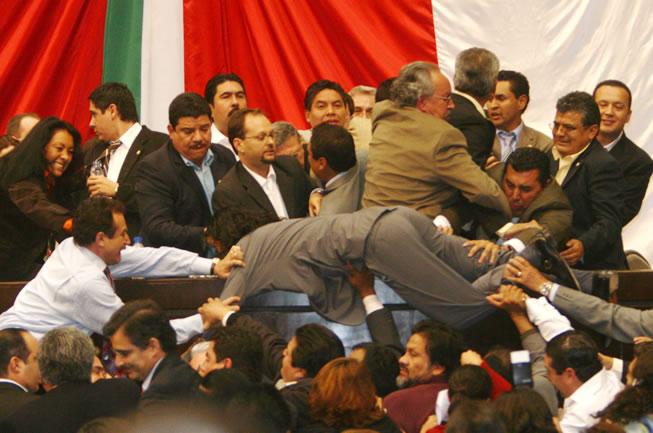 Diputados discuten <br>su reglamento de <i>buenas costumbres</i>