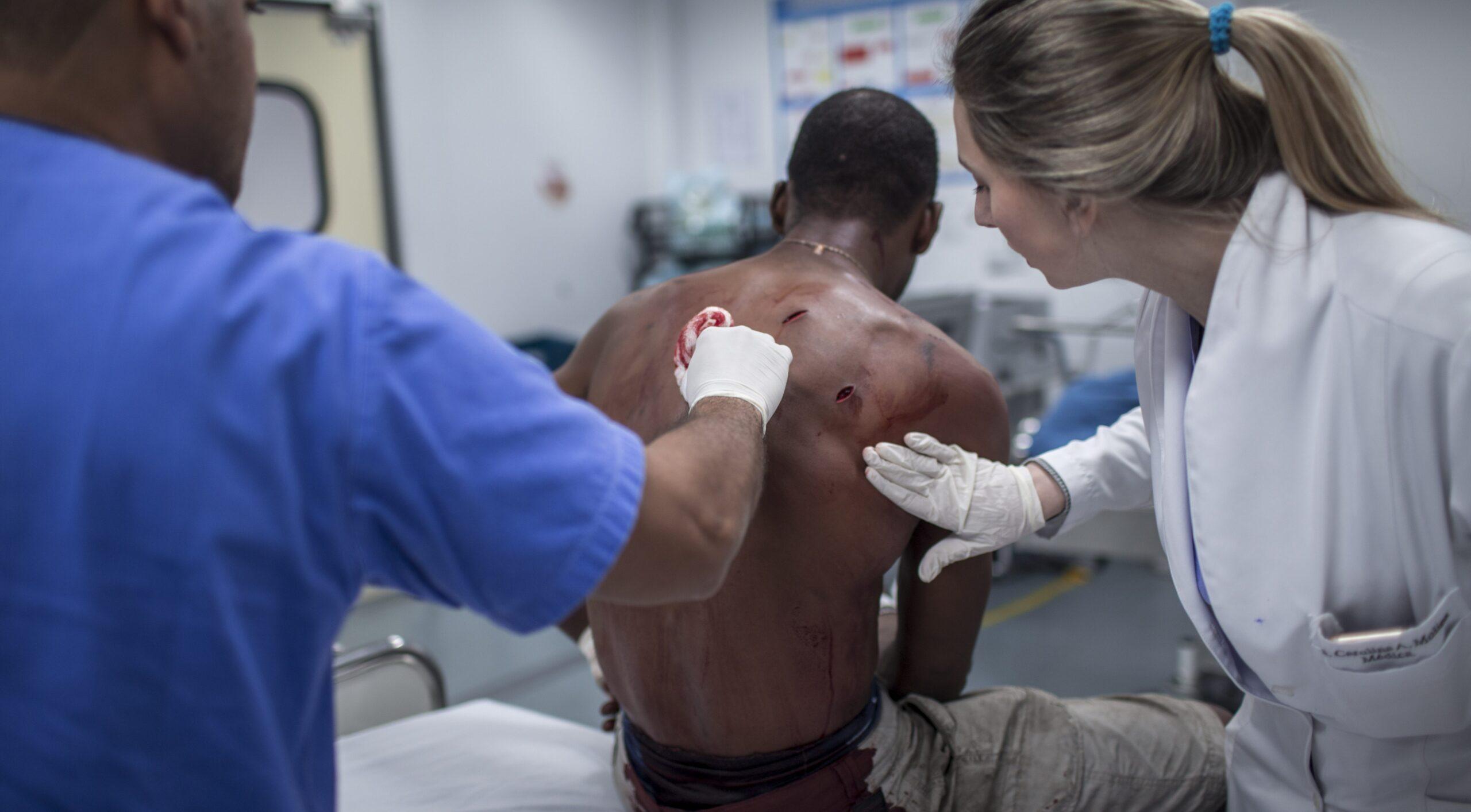 El aumento de la violencia en Río de Janeiro ha convertido a estos médicos en personal de guerra