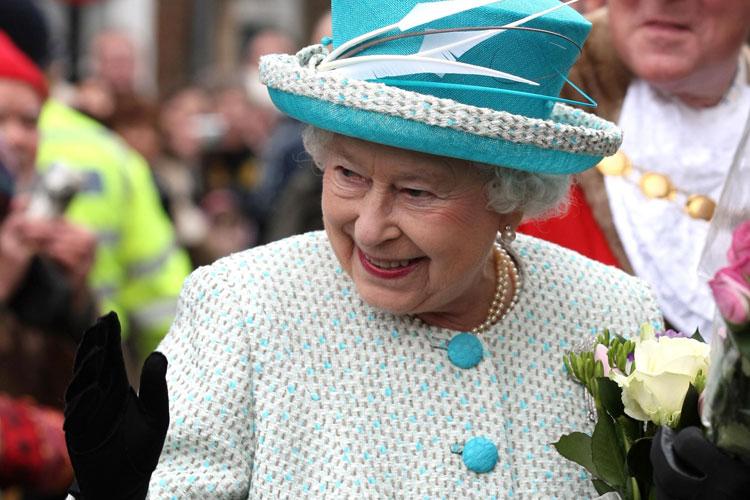 Hospitalizan a la reina de Inglaterra