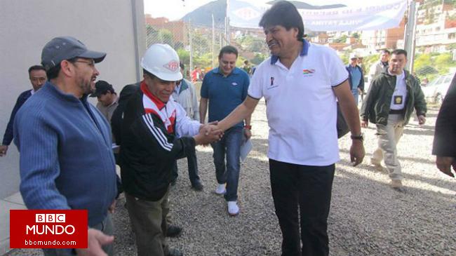 Evo Morales le pide a un escolta que le ate las agujetas