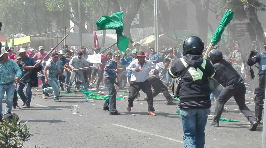 Enfrentamiento entre policías y campesinos en Reforma deja al menos una decena de heridos