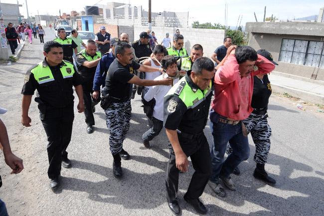Policías rescatan a presunto secuestrador de ser linchado en Ecatepec