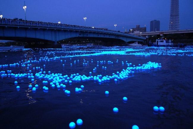Miles de luces LED iluminan un río en Japón