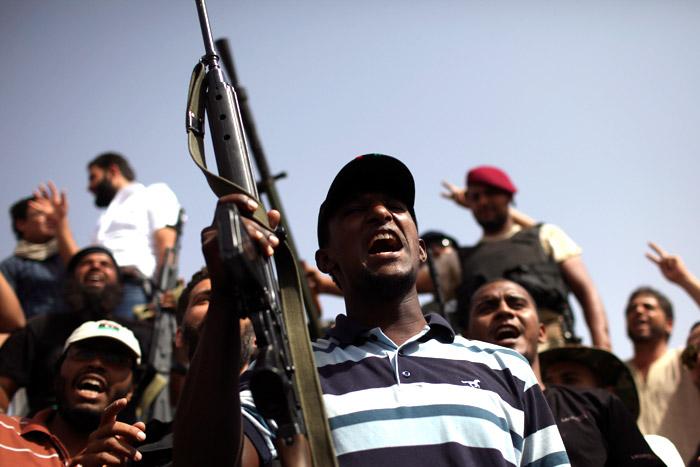 Rebeldes libios aseguran tener rodeado a Gadafi