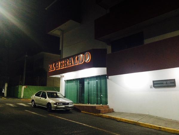 Lanzan bomba molotov contra diario <i>El Heraldo de Córdoba</i>; Fiscalía de Veracruz investiga el ataque