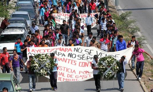 Normalistas liberan Autopista del Sol; la cerraron para colocar ofrenda