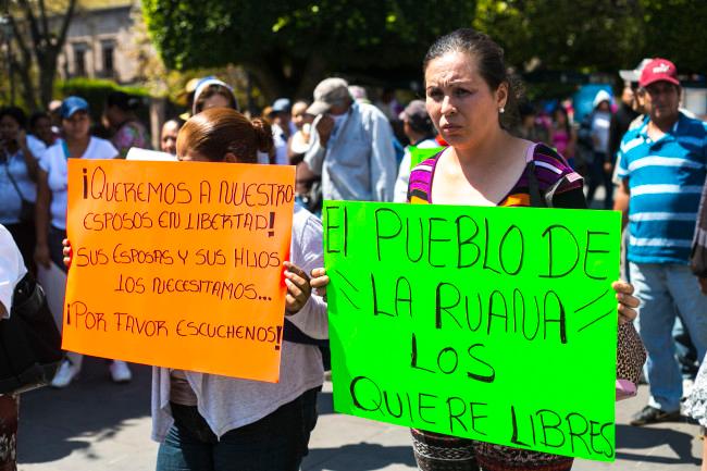 Exigen liberación de Hipólito Mora con una marcha en Morelia