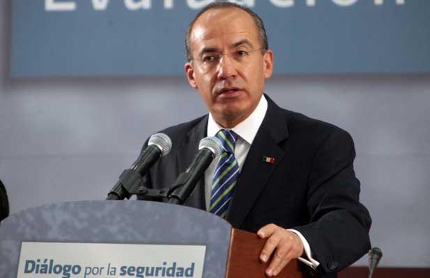 Celebra Calderón aprobación de presupuesto vía Twitter