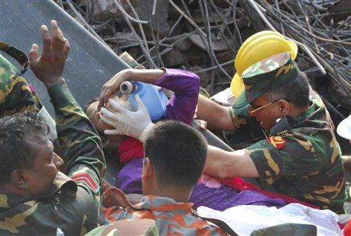 Encuentran viva a una mujer 17 días después del derrumbe en Bangladesh
