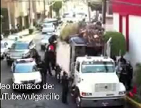 Policías golpean al <i> de la basura</i> en Las Lomas