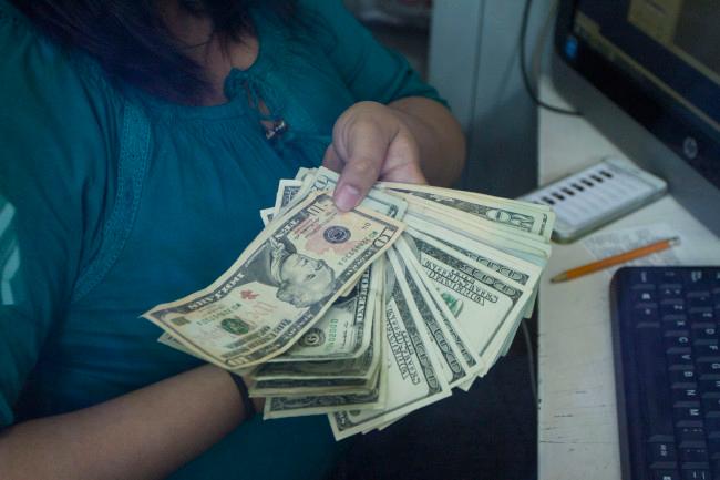 El dólar ‘cede’ y cierra en 18.85 pesos; llegó a cotizarse hasta en $18.90
