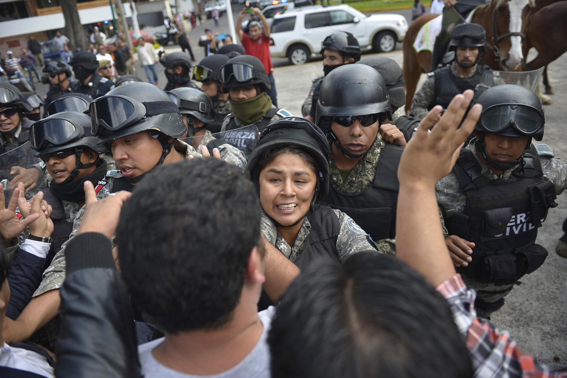 Policías se enfrentan con profesores opositores a la evaluación magisterial en Veracruz; hay al menos 6 heridos