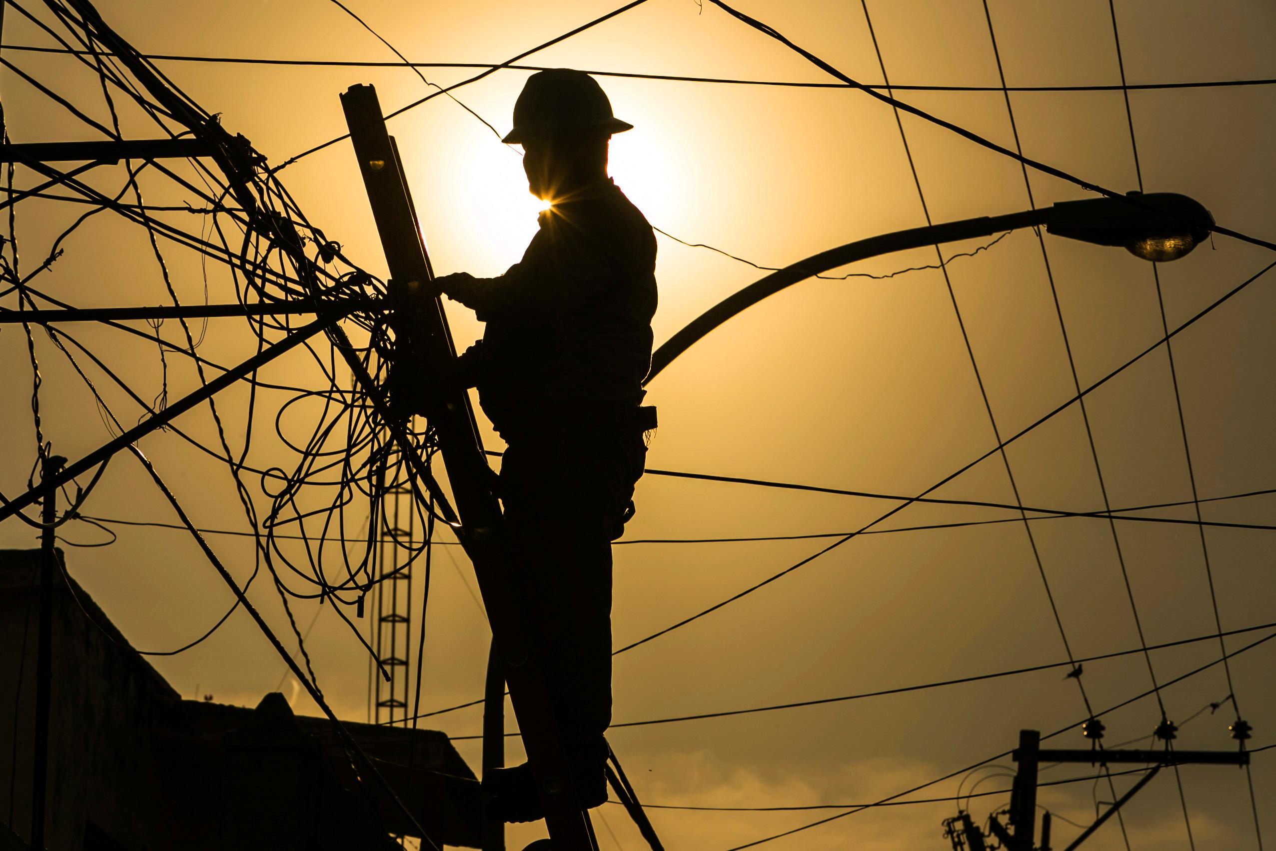 7 empresas privadas ganan la primera subasta para vender electricidad en el país