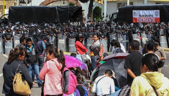 Profesores de la CNTE bloquean carretera que va al aeropuerto de Oaxaca
