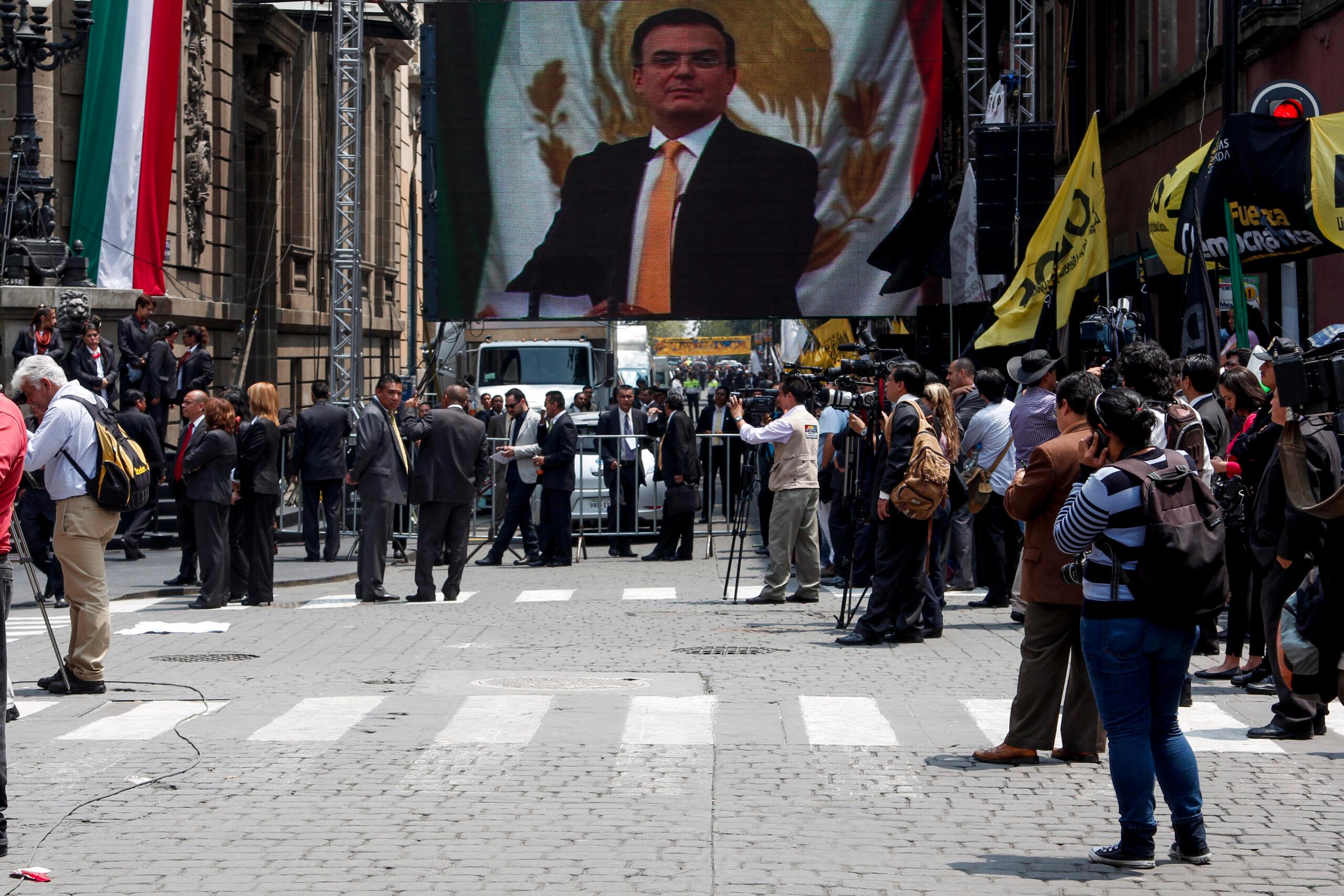 Busca Ebrard frente Cárdenas-AMLO contra privatización de Pemex