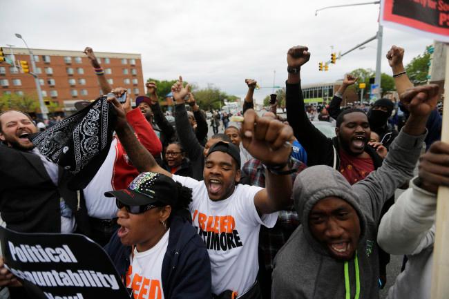 Baltimore: alcaldesa levanta el toque de queda