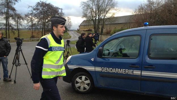 Autoridades <em>cercan</em> una localidad al norte de Francia en busca de los atacantes del <em>Charlie Hebdo</em>