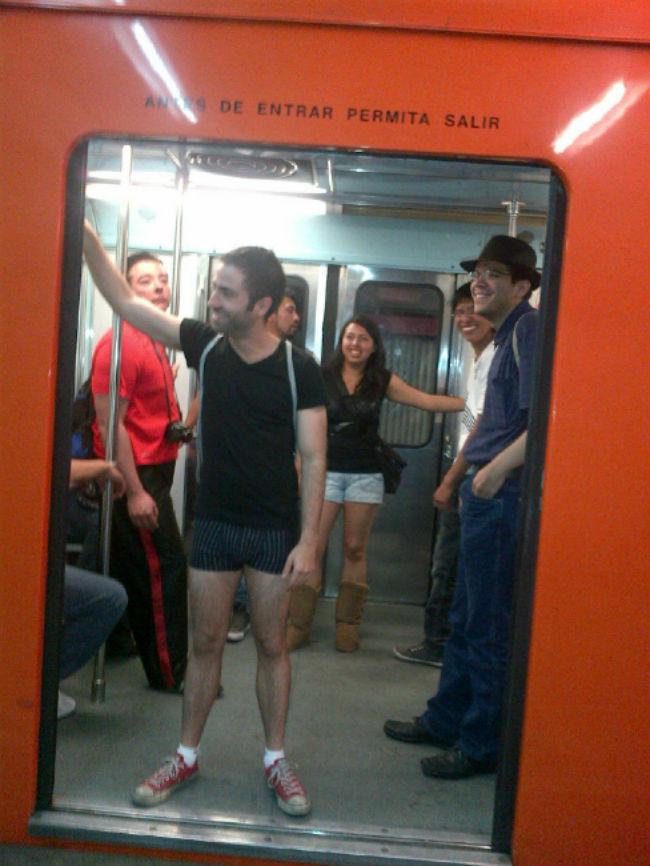 Abordan el Metro en calzones, pero con muchos pantalones