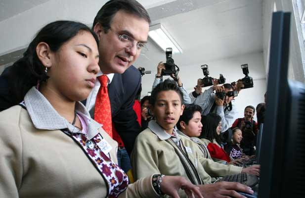 Busca Ebrard digitalizar educación pública en el DF