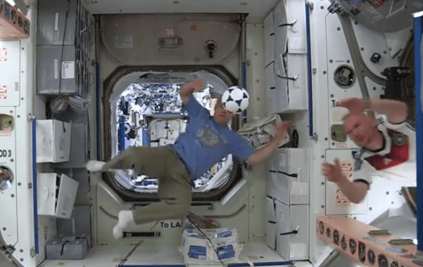 Astronautas se echan una <i>cascarita</i> de cara al Mundial