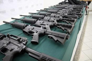 Legislador de EU pide criminalizar tráfico de armas hacia México