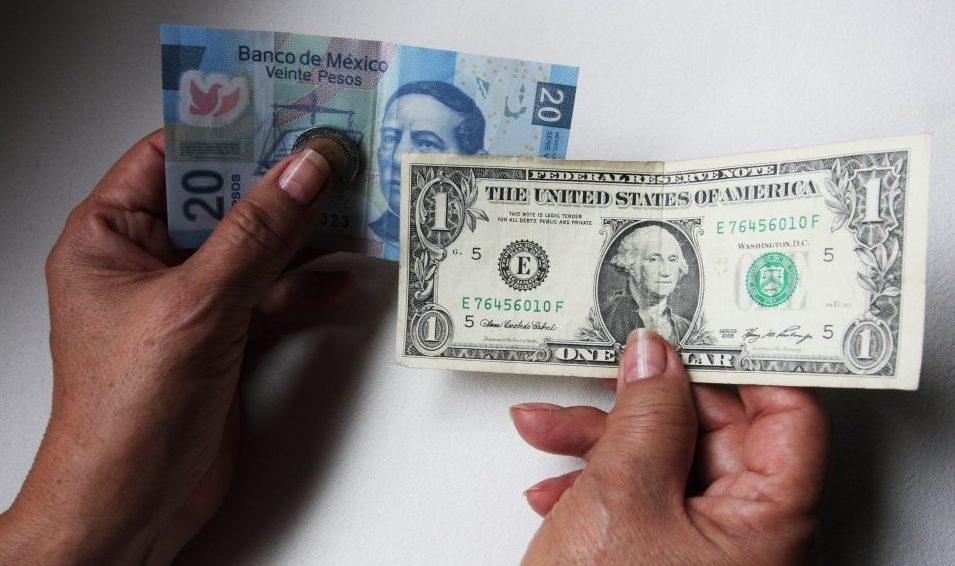El dólar rebasa los 22 pesos en bancos; cumple tres días de romper máximos históricos