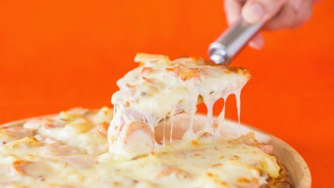 Cómo la pizza hawaiana, creada por un griego en Canadá, se convirtió en la más controvertida