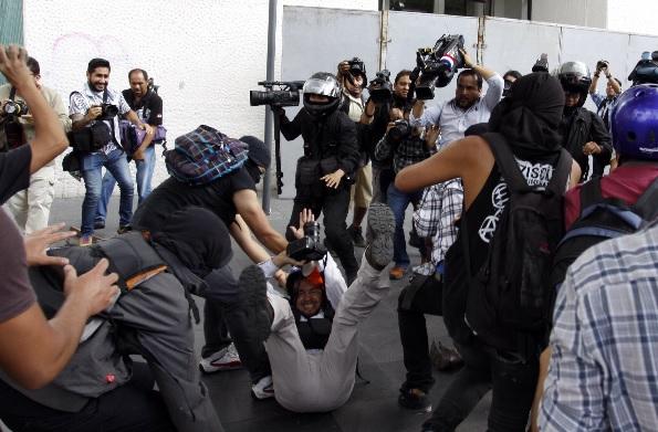 CNDH pide medidas cautelares para fotógrafo agredido por anarquistas