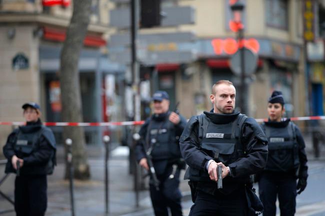 París: Policía mata a hombre armado, sospechoso de intentar un atentado en una comisaría