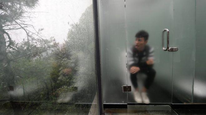 Los indiscretos baños de vidrio de China en los que todos te pueden ver desde fuera